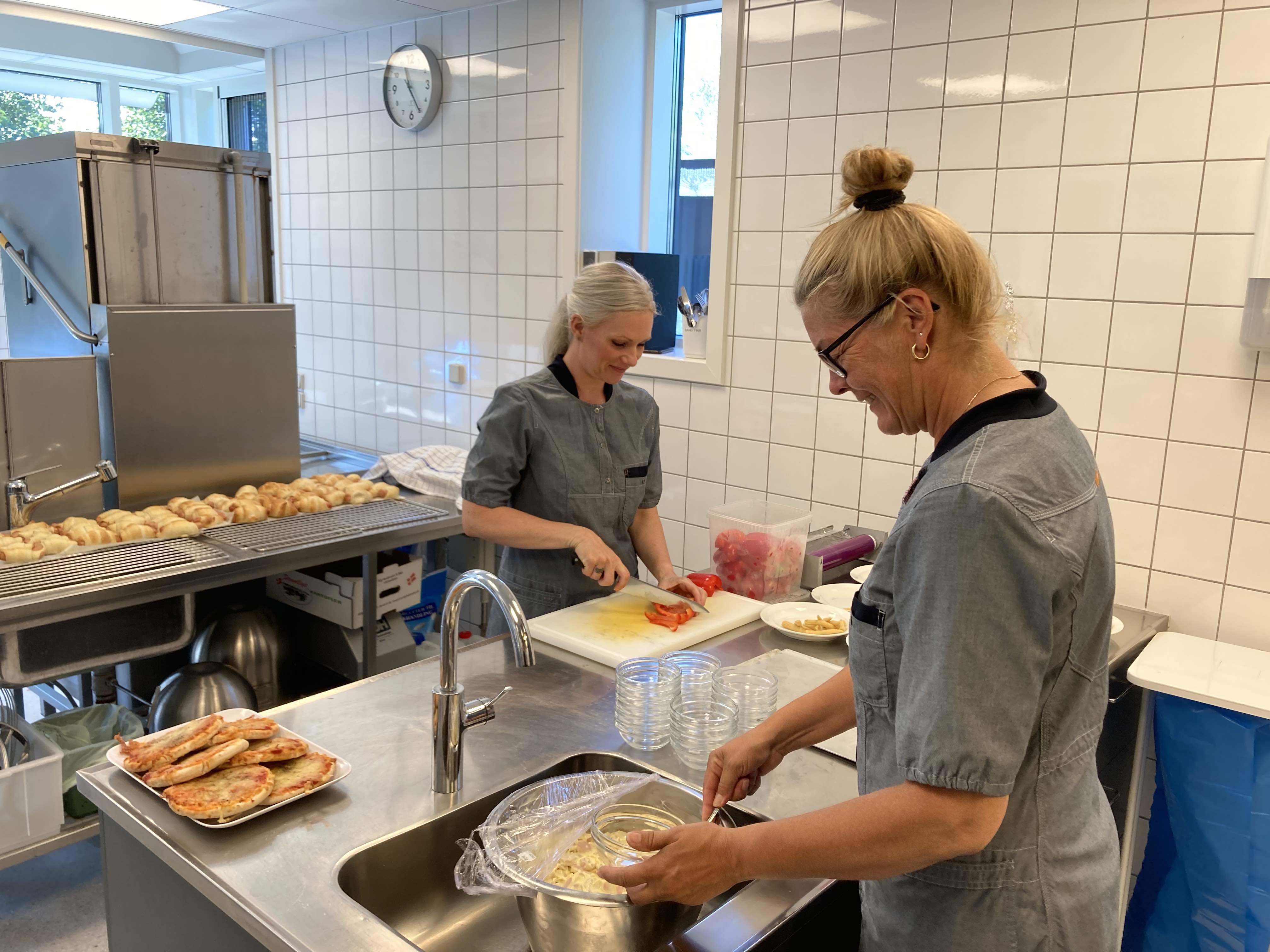 Anja og Annette i køkkenet forbereder eftermiddagsmaden til Sankt Hans 